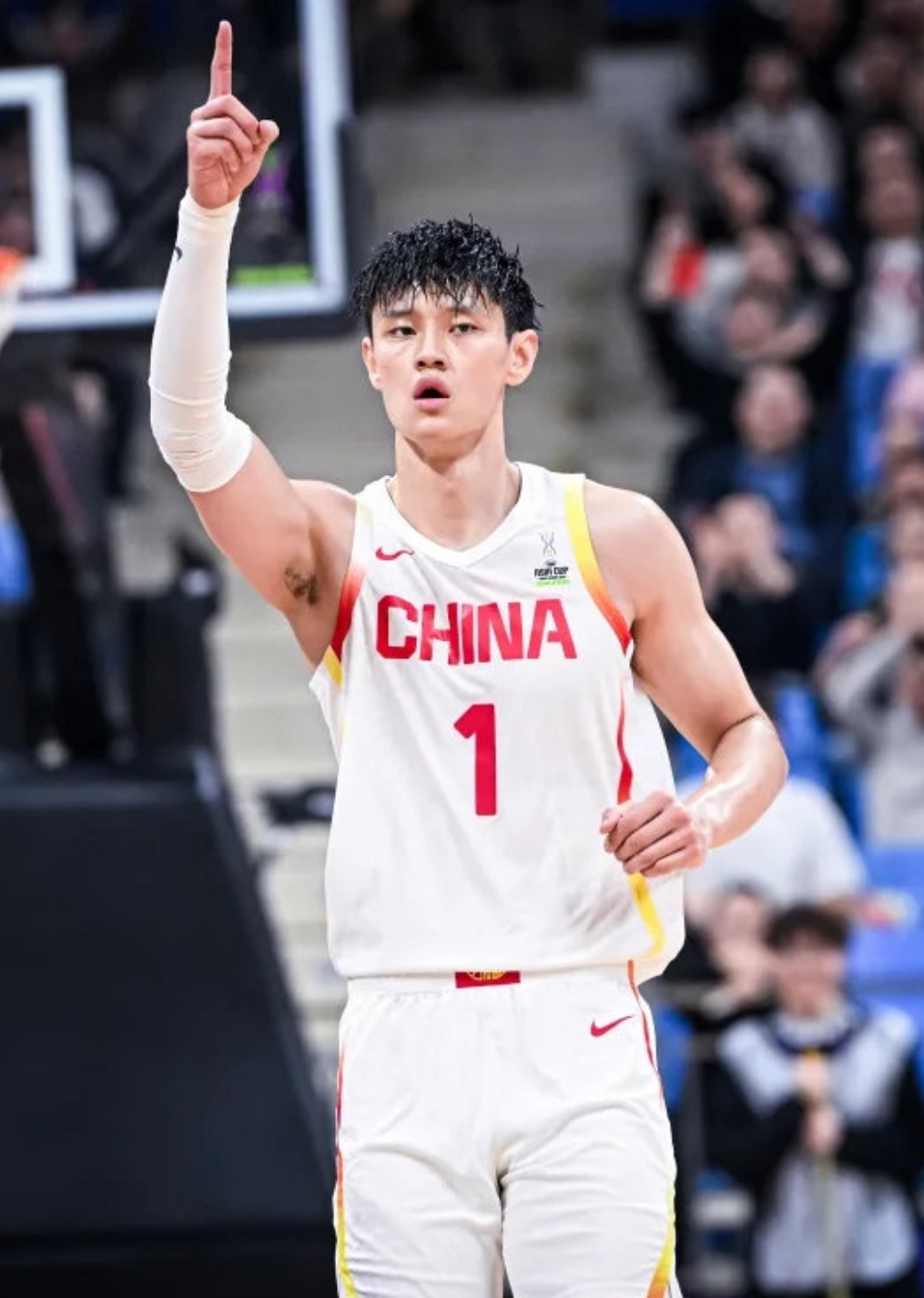 包含亚洲球员技术出色，才华横溢引领球队走向胜利的词条