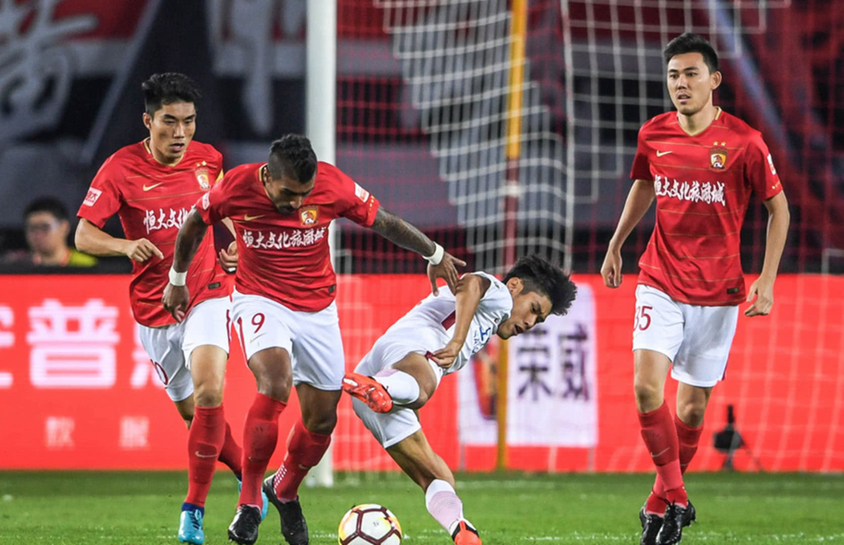 关于恒大客场不敌上港，失误频频遭遇困境的信息