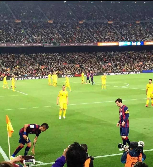 足球比赛中出现意外,现场球迷情绪激动 足球比赛中出现意外,现场球迷情绪激动