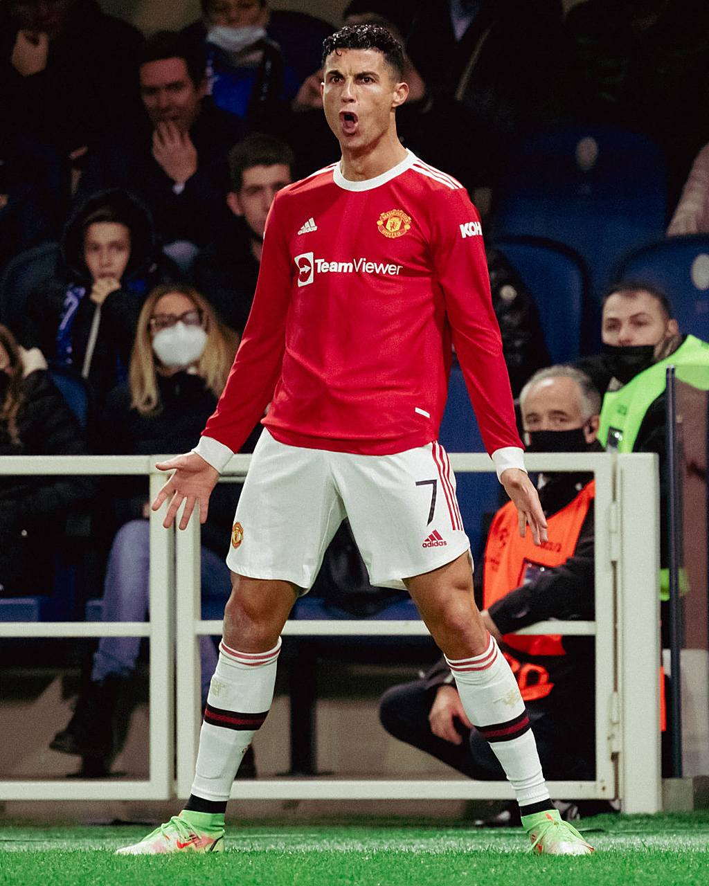 英超联赛：曼联主场大败，欧冠名额悬而未决的简单介绍