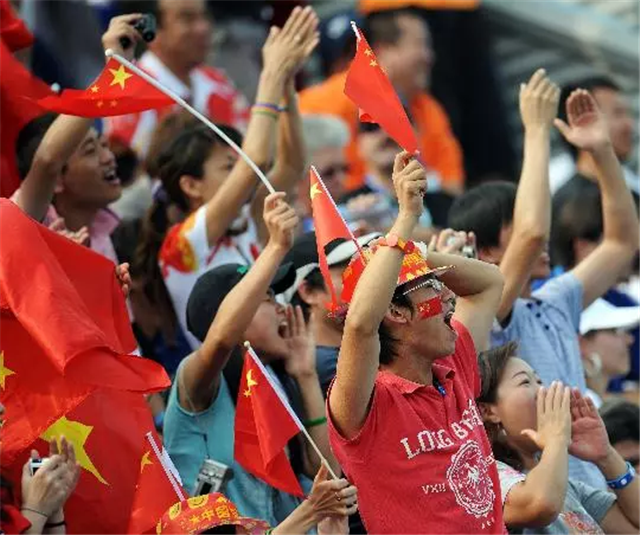 观众热情高昂，为运动员呐喊助威