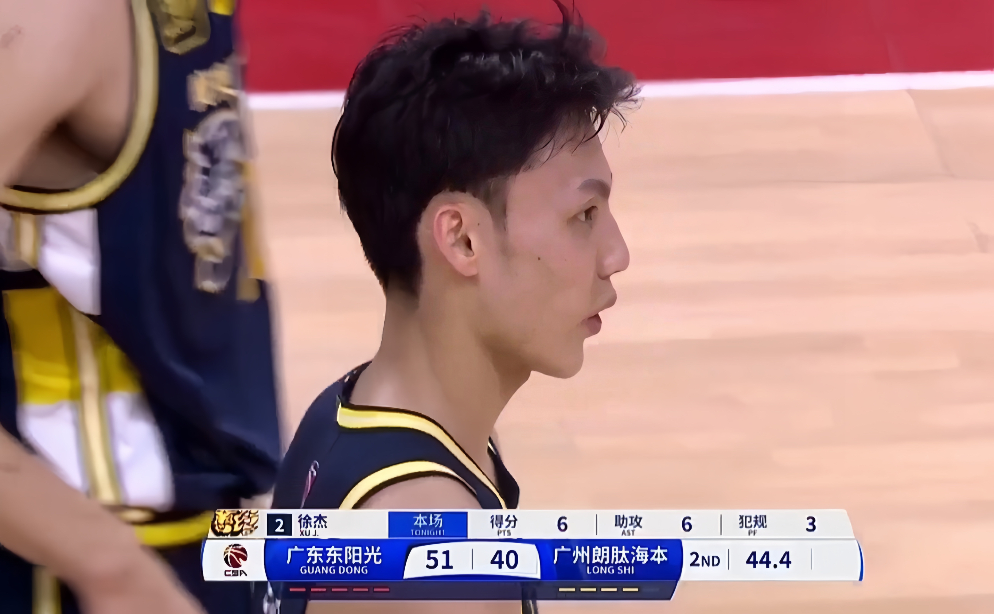 江苏男篮在客场比赛中惜败给了广州队