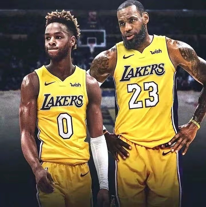 巨头对决!湖人不敌雄鹿,詹姆斯遭轰16球 巨头对决!湖人不敌雄鹿,詹姆斯遭轰16球