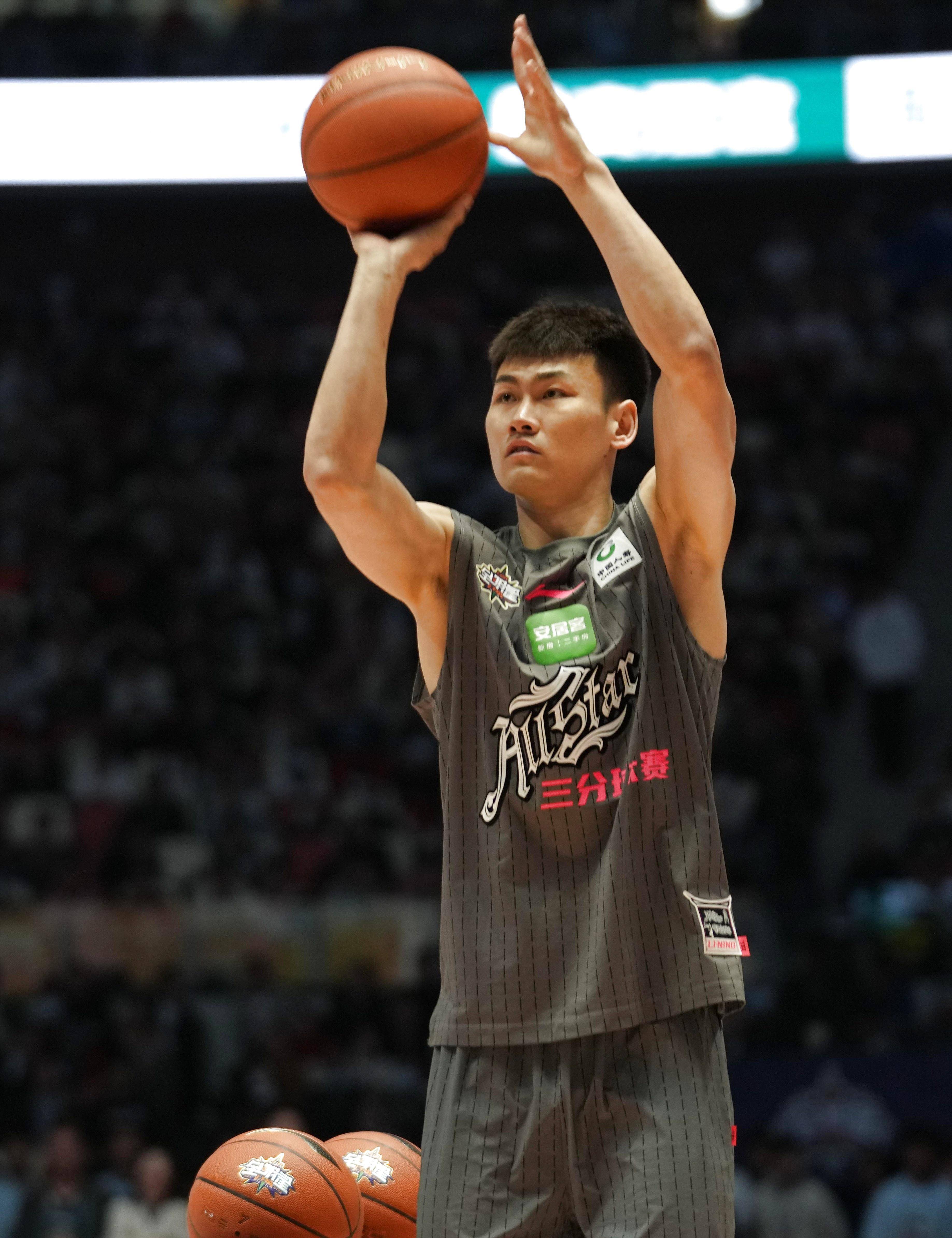 巨星球员在国内篮球赛中表现出色