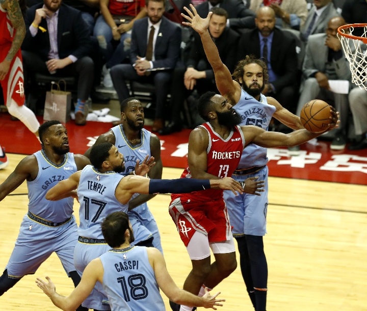 灰熊队主场力克活塞，继续领跑东部